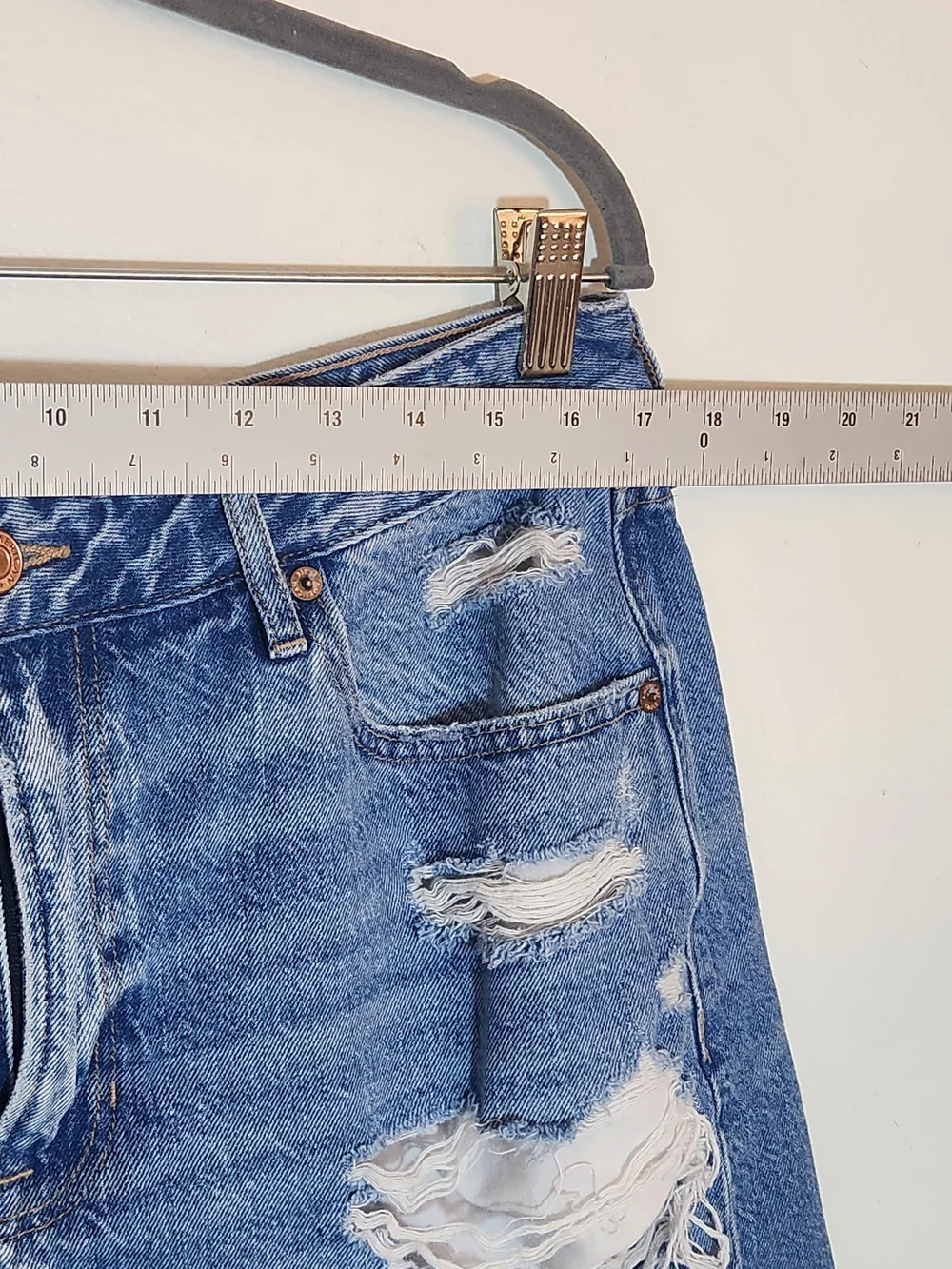 American Eagle Tomgirl Distressed Denim Shorts Medium Wash Size 14